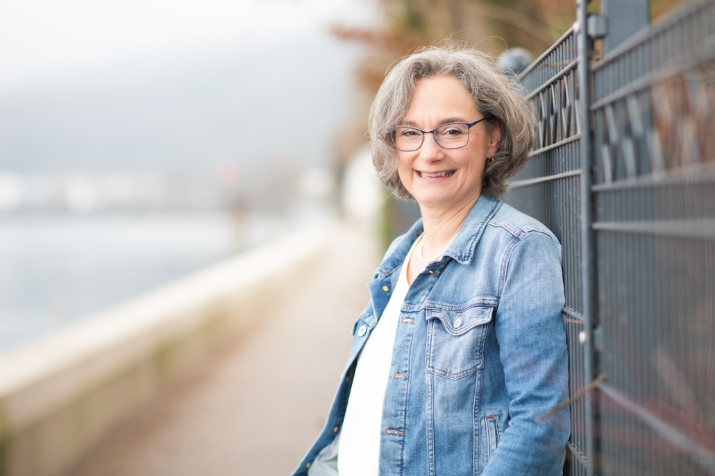 Claudia Berther lehnt an Wand