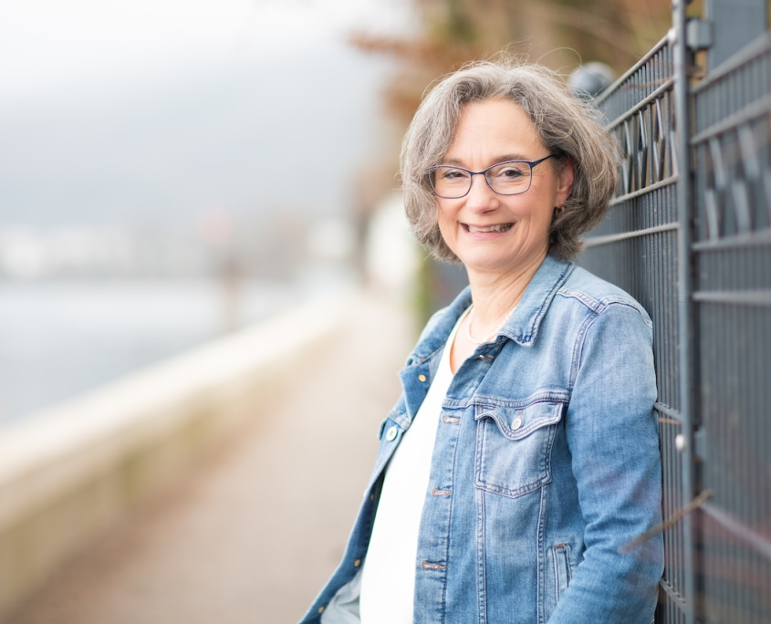 Claudia Berther lehnt an Wand