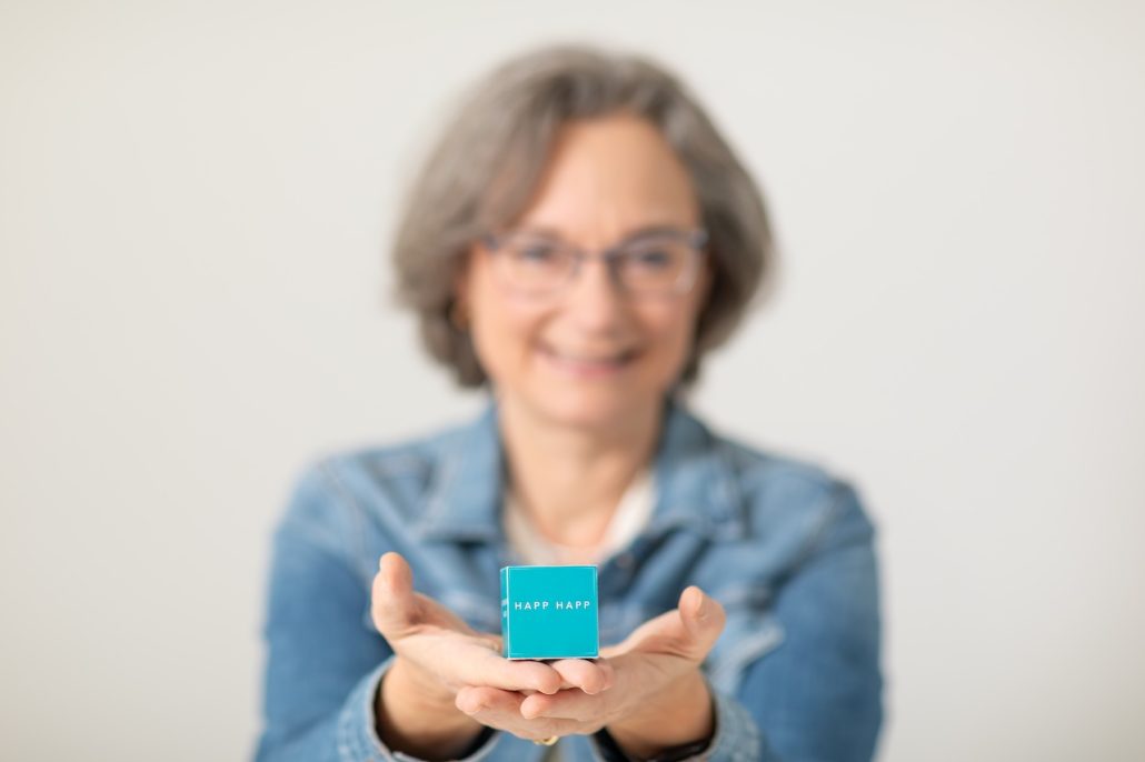 Claudia Berther_Happ Happ Claudia Berther mit Würfel auf dem Happ Happ steht