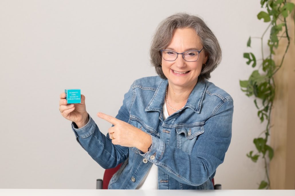 Claudia Berther mit Würfel, Schritt-für-Schritt Anleitung