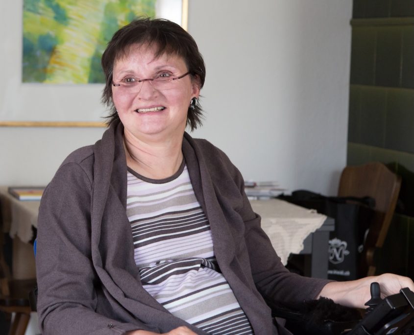 Frau im Rollstuhl die lächelt_Spitex